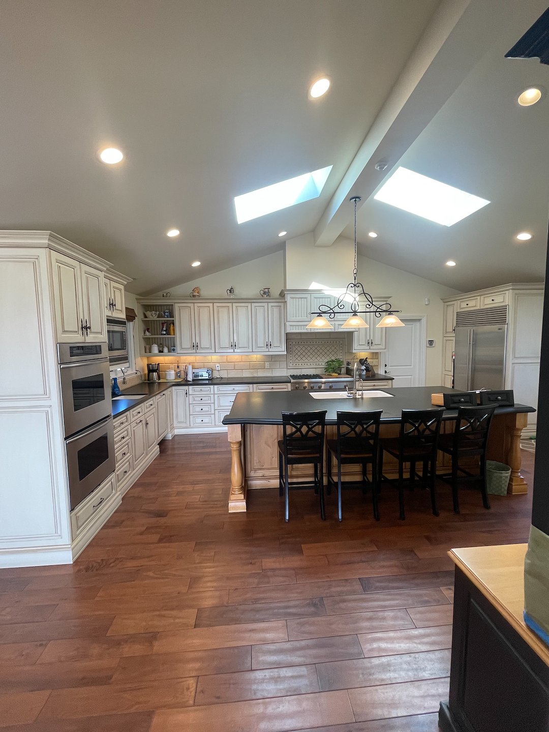 Top quality kitchen antique style finish, located in the city of Palos Verdes Ca Thumbnail
