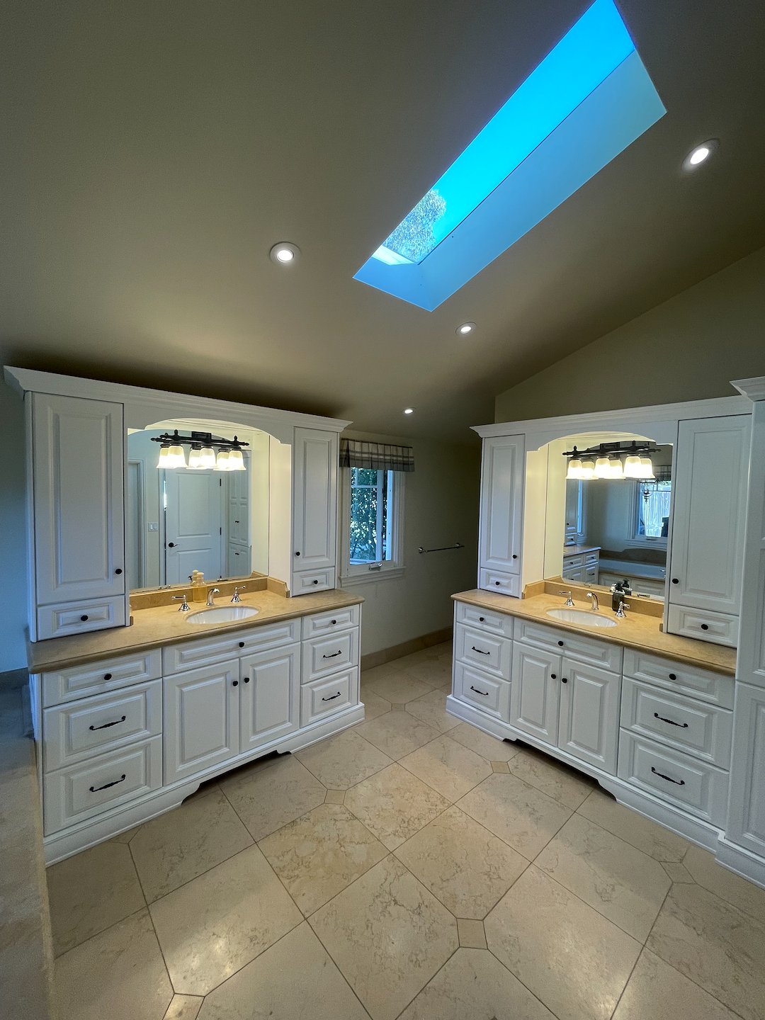 Top quality vanity refinish, located in palos Verdes Ca Thumbnail
